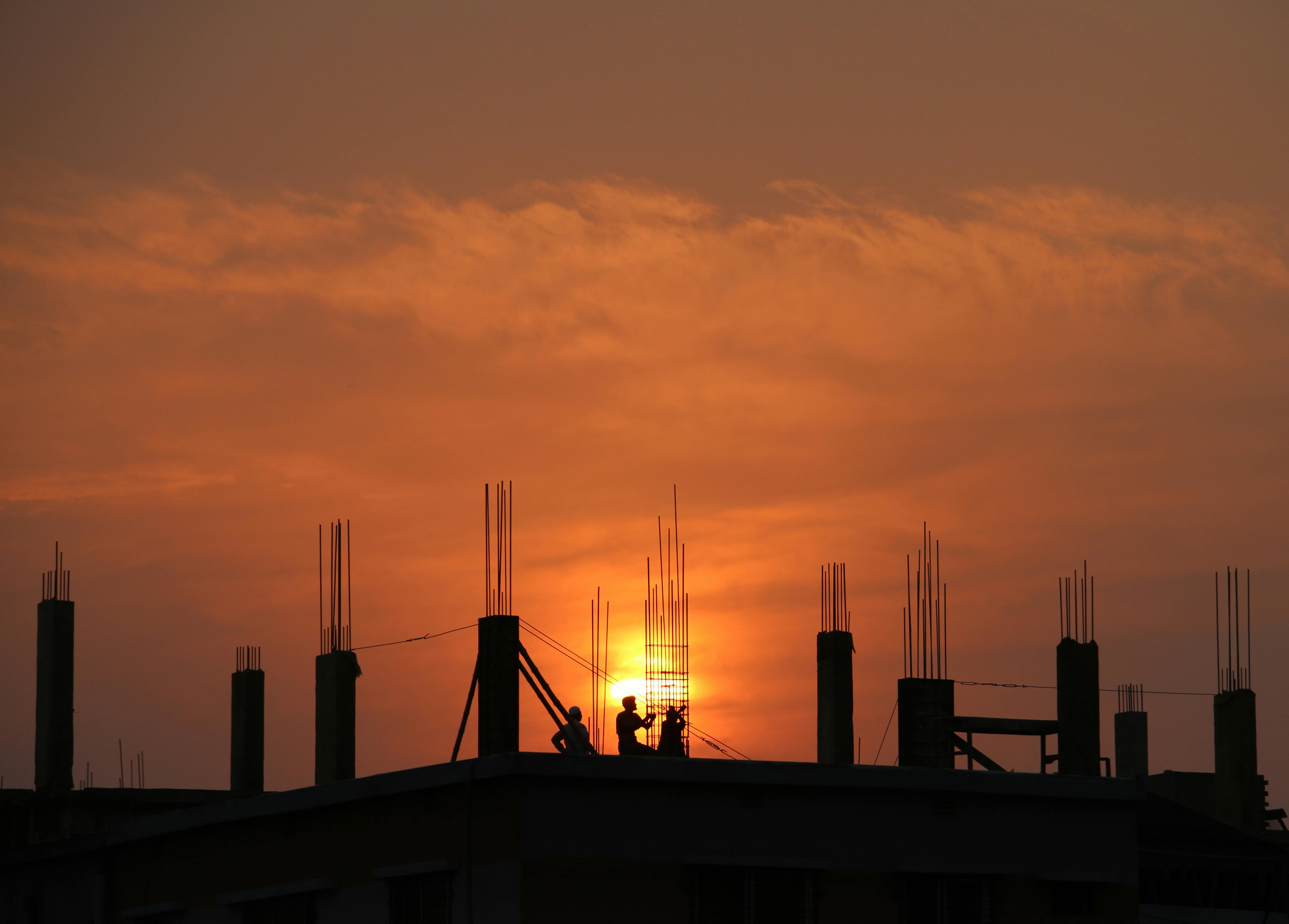 Construcción al atardecer